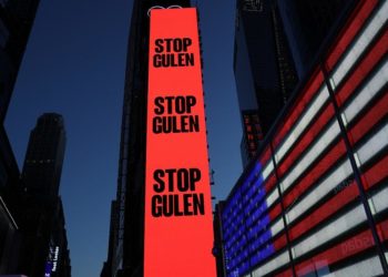 New York’ta Gülen taraftarlarının #StopErdogan ilanına reklam panosu üzerinden karşılık: #StopGulen