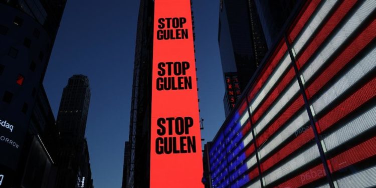 New York’ta Gülen taraftarlarının #StopErdogan ilanına reklam panosu üzerinden karşılık: #StopGulen