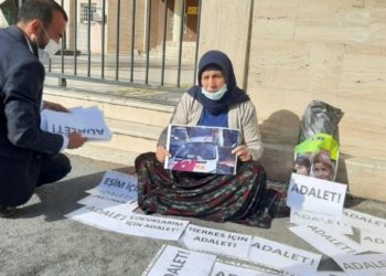 Tek başına adalet arayan Emine Şenyaşar’ın ağıtları adliye binasını sardı