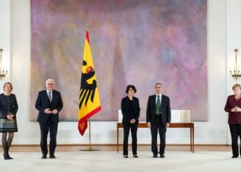 Türeci ve Şahin’e liyakat nişanı verildi