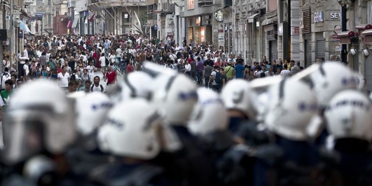 Emniyet genelgesine göre eylemlerde cep telefonu ile ses ve görüntü alanlara yasal işlem yapılacak