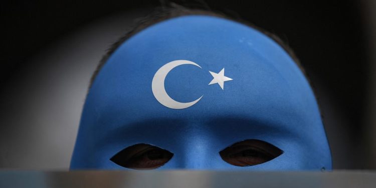 Çin Devlet Televizyonu Fransa’da ‘sahte gazeteciyle’ Uygur karşıtı propaganda yapıyor