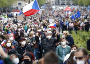 Prag’da binlerce kişi Rus yanlısı Cumhurbaşkanı Zeman’ı ‘ihanetle’ suçladı