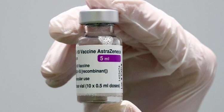 İngiltere’de AstraZeneca aşısından dolayı kan pıhtılaşması görülen 7 kişi yaşamını yitirdi
