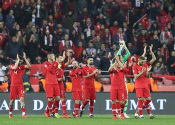 Milli futbolculara 40 milyon TL prime tepki yağdı: Millet aç aç!