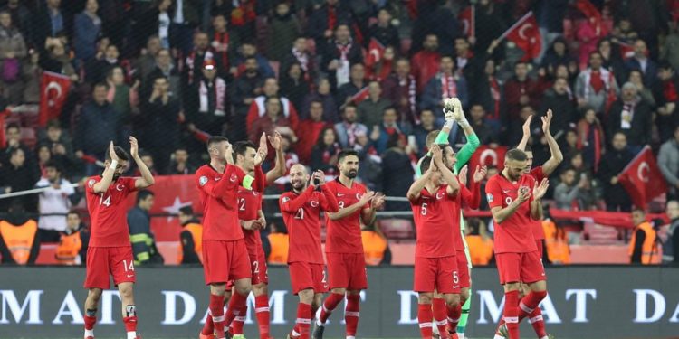 Milli futbolculara 40 milyon TL prime tepki yağdı: Millet aç aç!