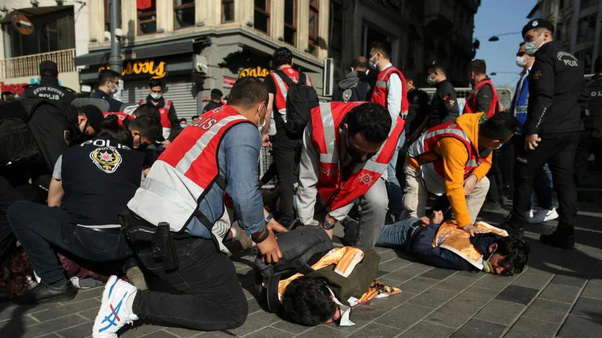 İstanbul’da 200'ün Üzerinde Gözaltı

1 Mayıs Emek ve Dayanışma Günü’nü Taksim Meydanı’nda kutlama girişiminde bulunanlara polis müdahale etti. 212 kişi gözaltına alındı. Ankara’da düzenlenen izinsiz gösterilere de polis müdahale etti