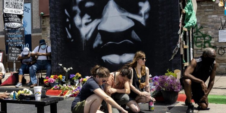 ABD Başkanı Biden siyahi George Floyd’un öldürülmesinin birinci yıldönümünde Floyd ailesiyle görüştü