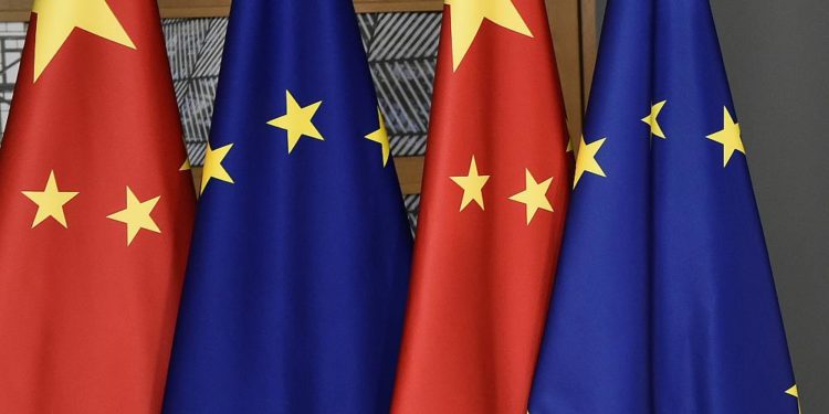 AB, Çin’le imzaladığı yatırım anlaşmasının Avrupa Parlamentosu’ndaki onay sürecini askıya aldı