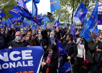 Fransız polisler, Meclis binası önünde hükümeti protesto etti, İçişleri Bakanı’nı yuhaladı