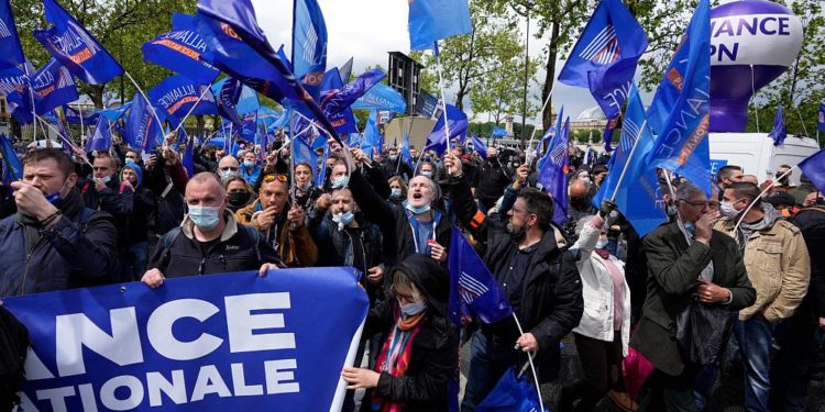Fransız polisler, Meclis binası önünde hükümeti protesto etti, İçişleri Bakanı’nı yuhaladı