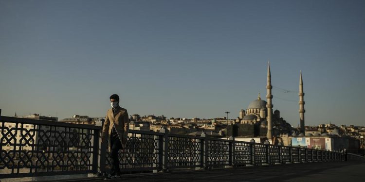 Türkiye’de son 24 saatte Covid-19’dan 236 kişi hayatını kaybetti