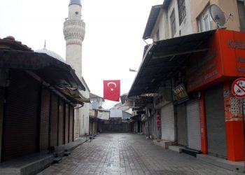 Türkiye’de koronavirüs: Ekonomik yardım paketinden kimler yararlanacak?