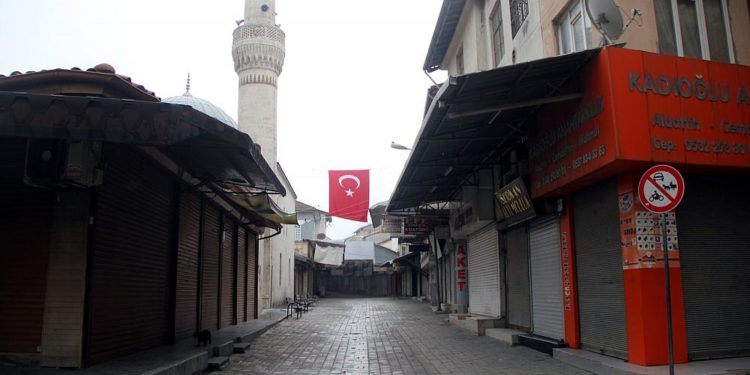 Türkiye’de koronavirüs: Ekonomik yardım paketinden kimler yararlanacak?