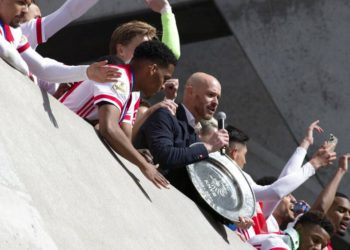 Hollandalı futbol takımı Ajax şampiyonluk kupasını eritip maçlara gelemeyen taraftarlarına dağıttı