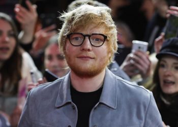 Ünlü İngiliz şarkıcı Ed Sheeran, çocukluğunun futbol kulübüne sponsor oldu