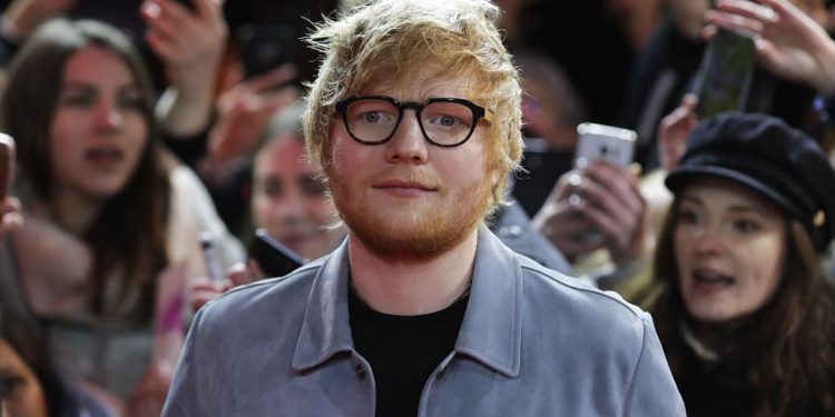 Ünlü İngiliz şarkıcı Ed Sheeran, çocukluğunun futbol kulübüne sponsor oldu