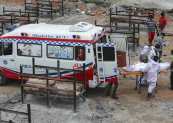 Günlük can kaybı sayısında rekor kıran Hindistan’da Ganj Nehri’nde cansız bedenler yüzüyor