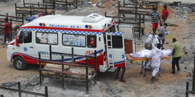 Günlük can kaybı sayısında rekor kıran Hindistan’da Ganj Nehri’nde cansız bedenler yüzüyor