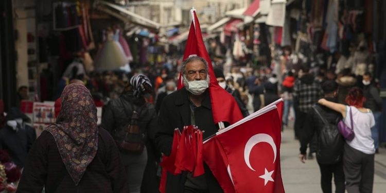Türkiye diğer ülkelere fark attı: Covid-19 vakaları bir ayda yüzde 83 düştü