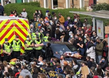 İskoçyalılar 2 mültecinin sınır dışı edilmesine aracın önüne yatarak engel oldu