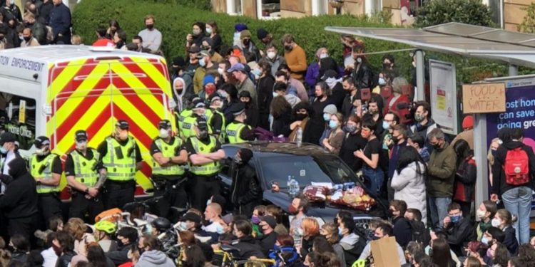 İskoçyalılar 2 mültecinin sınır dışı edilmesine aracın önüne yatarak engel oldu