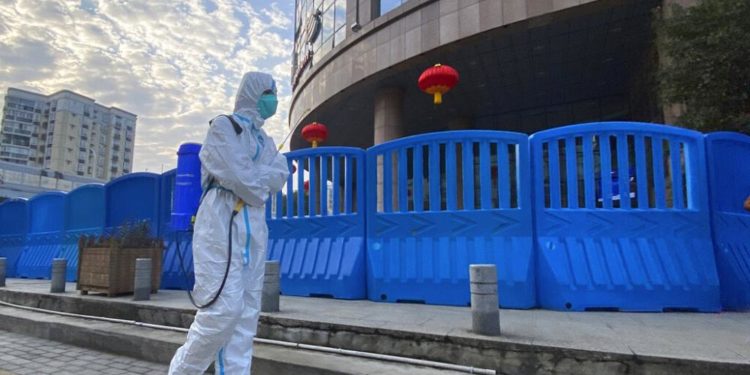 Vuhan laboratuvarı personelinin Covid-19 salgınından aylar önce hastalandığı iddialarına Çin’den ret