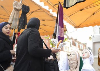 Fransa’da ‘ayrılıkçılıkla mücadele’ yasa tasarısı protesto ediliyor: “Elini başörtümden çek!”