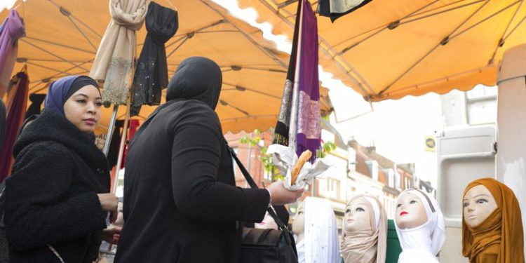 Fransa’da ‘ayrılıkçılıkla mücadele’ yasa tasarısı protesto ediliyor: “Elini başörtümden çek!”