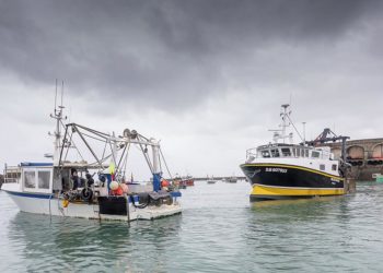 Fransa, İngiltere ile yaşanan balıkçılık sorunu nedeniyle Jersey Adası’na 2 donanma gemisi gönderdi