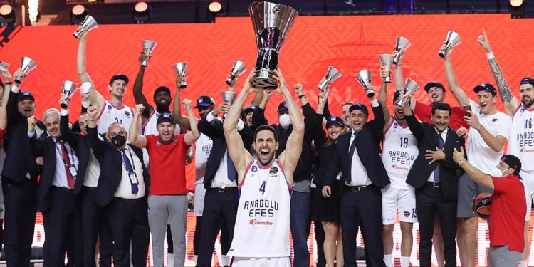 Basketbol THY Avrupa Ligi’nde Barcelona’yı mağlup eden Anadolu Efes şampiyon oldu