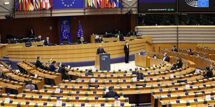 Avrupa Parlamentosu, AB’nin Türkiye ile tam üyelik müzakerelerini askıya almasını istedi