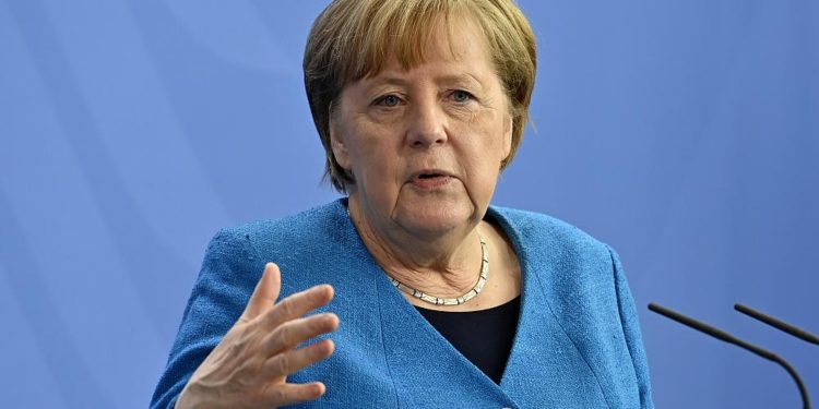 Merkel: Bu yaz aşısız da tatile çıkılabileceğini umuyorum