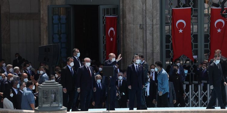 Taksim’e yapılan cami, Cumhurbaşkanı Erdoğan’ın katılımıyla kılınan cuma namazıyla ibadete açıldı