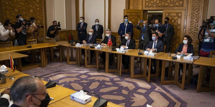 Türk ve Mısır dışişleri heyeti arasındaki siyasi istişareler Kahire’de başladı