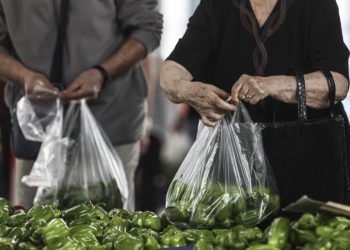 65 yaş ve üzerine uygulanan yasaklar çalışmak zorunda olanları göz ardı etti | Rapor