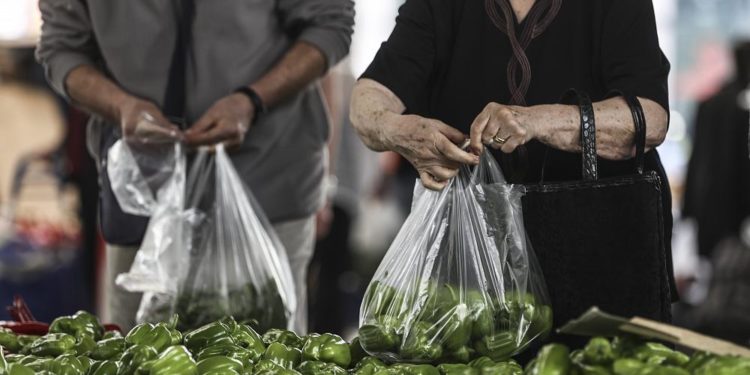 65 yaş ve üzerine uygulanan yasaklar çalışmak zorunda olanları göz ardı etti | Rapor