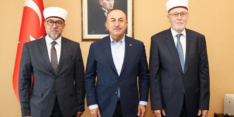 Dışişleri Bakanı Çavuşoğlu, Batı Trakya’daki Müslüman Türk Azınlık müftüleriyle bir araya geldi
