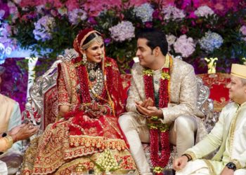 Covid-19 yasakları sebebiyle uçakta ailesi ve yakınlarıyla düğün yapan Hintli çifte soruşturma