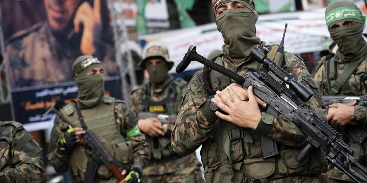 Hamas mensubu silahlı yüzlerce kişi, Gazze’de ‘Zafer yürüyüşü’ düzenledi