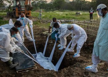 Hindistan Covid-19’un 2’nci dalgası ile boğuşurken uzmanlara göre 3’üncü dalga ‘kaçınılmaz’