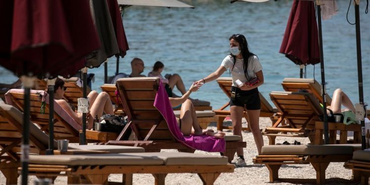 Yunanistan bu sezon turizmden umutlu, Covid-19’a rağmen plajlar yeniden açıldı