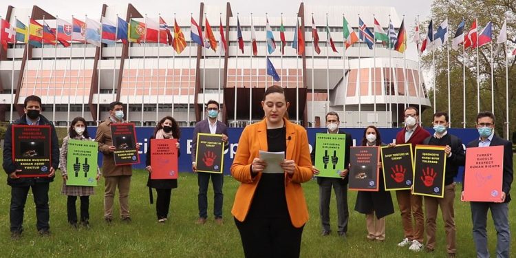 KHK’lı eski Türk diplomatlardan Strasbourg’da işkence protestosu