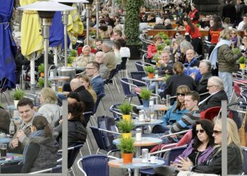 Almanya’da 100 bin kişide görülen Covid-19 vaka sayısı kritik eşik 100’ün altına indi