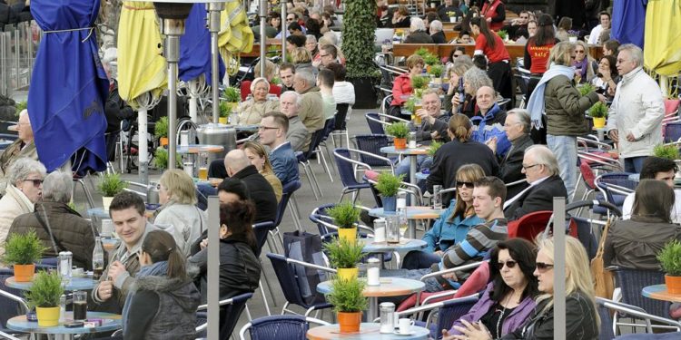Almanya’da 100 bin kişide görülen Covid-19 vaka sayısı kritik eşik 100’ün altına indi