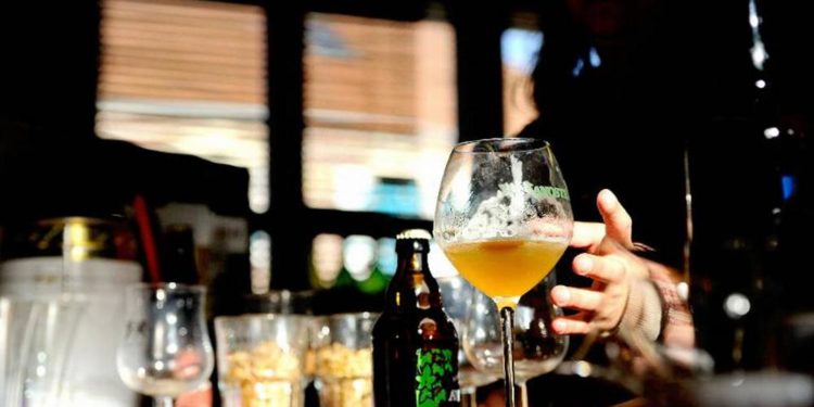 İngiltere’de karantina sırasında alkole bağlı ölümlerde rekor artış yaşandı