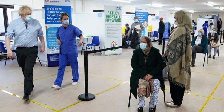 Boris Johnson, peçe giyen kadınları ‘banka soyguncularına’ benzettiği sözleri nedeniyle özür diledi