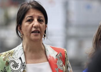 HDP Eş Başkanı Pervin Buldan gözaltına alınan Şenyaşar ailesinin yerine temsili oturma eylemi yaptı