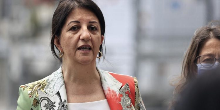 HDP Eş Başkanı Pervin Buldan gözaltına alınan Şenyaşar ailesinin yerine temsili oturma eylemi yaptı