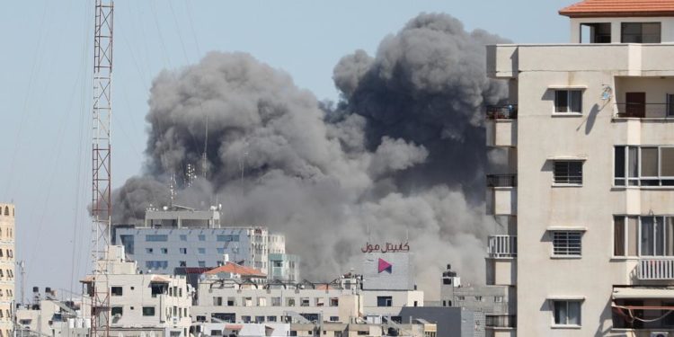 İsrail ordusu, Gazze’deki Associated Press ile Al-Jazeera’nın ofisinin olduğu binayı vurdu